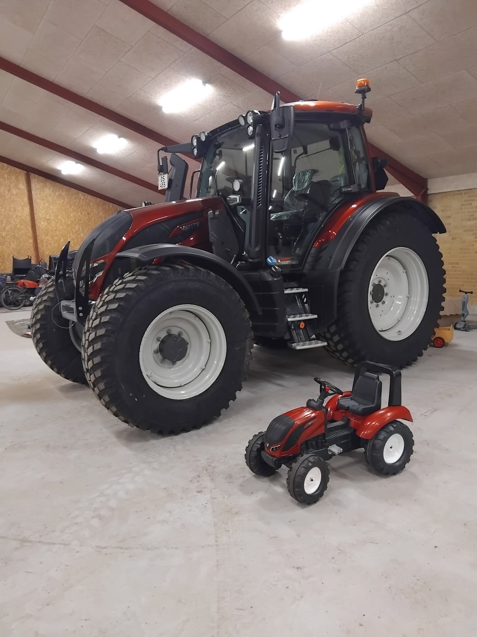 Ny Valtra traktor hos DH Slamsugning